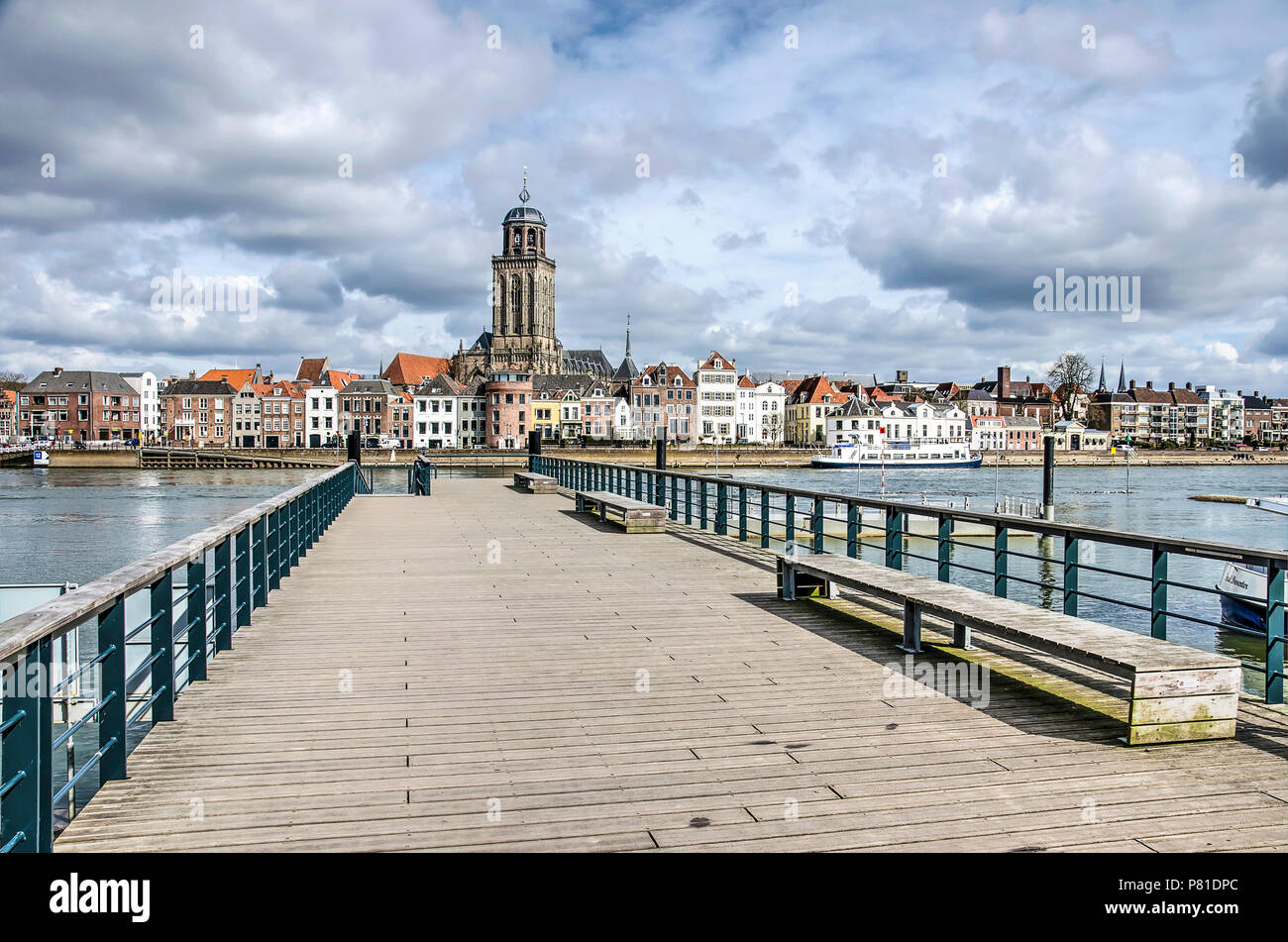 Die neue Anlegestelle der Fähre in Deventer, Niederlande, auf die Lage des historischen Pontoon Bridge konstruiert, mit der Skyline der Stadt im Hintergrund Stockfoto