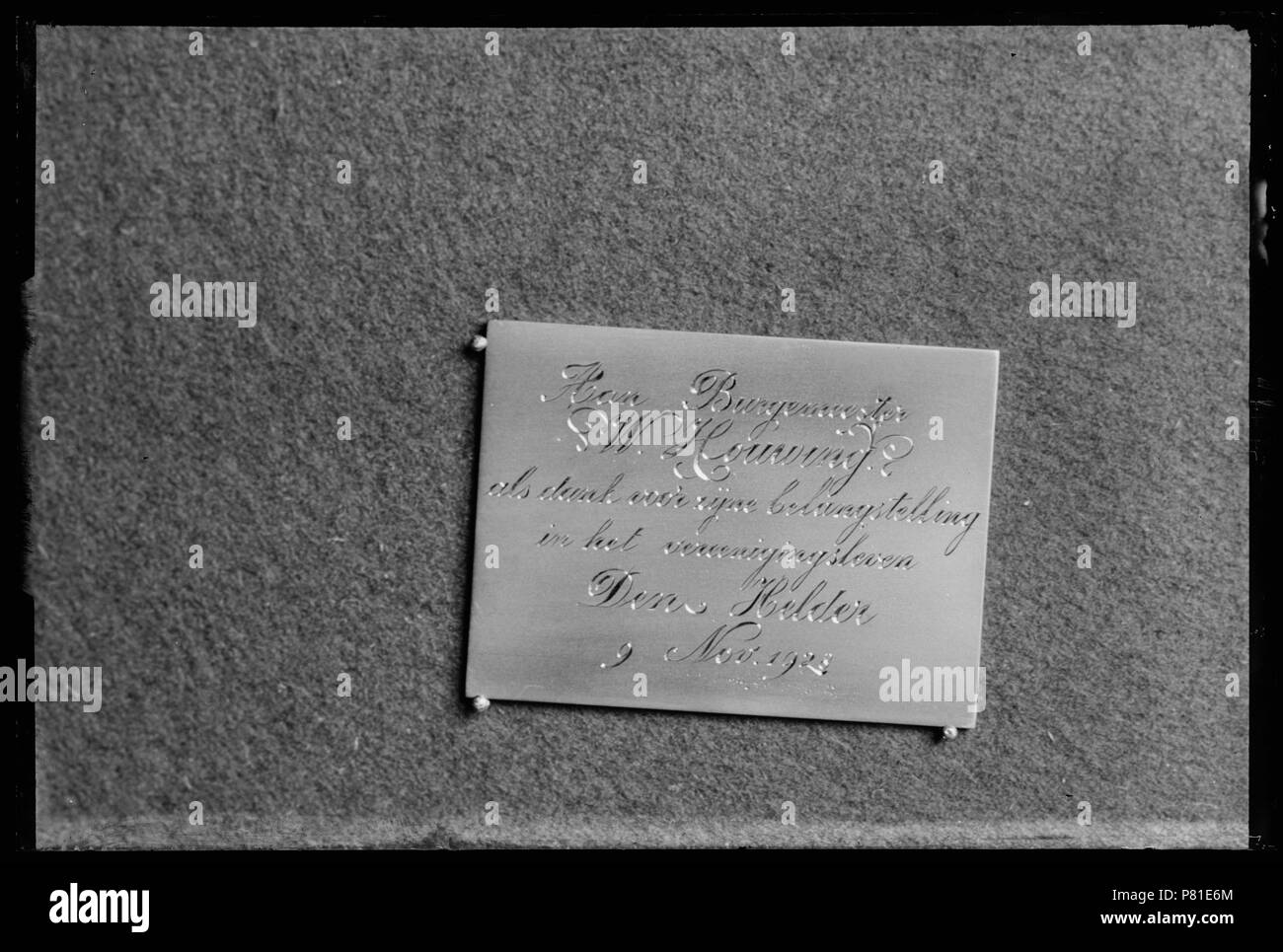 Achterkant van vertrek gouden Ozeanfahrt bij Diens aangeboden Aan burgemeester W. Houwing als Feucht voor zijne belangstelling in het vereenigingsleven Den Helder 9 Nov. 1928' Den Helder 1928 Catalogusnummer: RAA 003012789 Collectie Regionaal Archief Alkmaar. 12 Oktober 2011, 20:53 12 Achterkant van Gouden ozeanfahrt (30527684503) Stockfoto