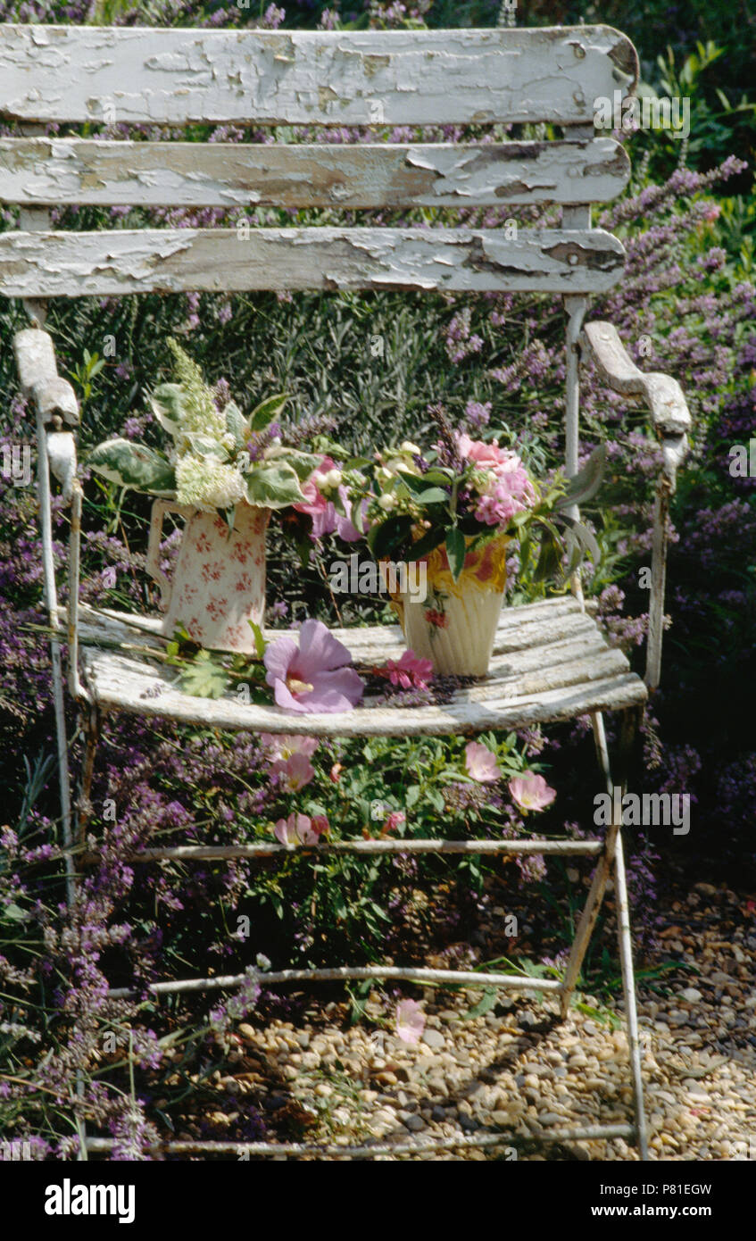 Nahaufnahme Der Sommerblumen In Topfen Auf Alten Weissen Klappstuhl In Garten Stockfotografie Alamy