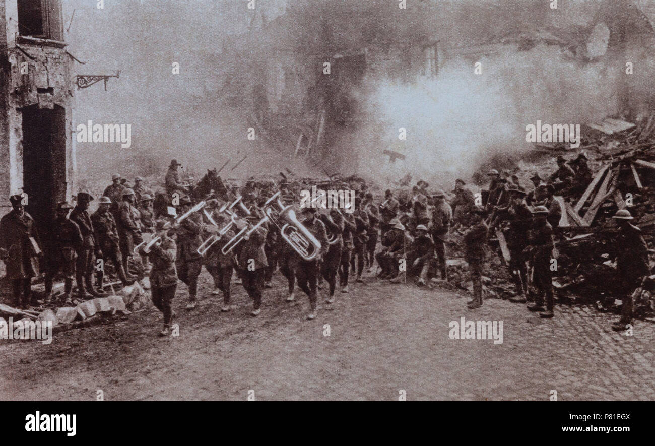 Hinter einem Army Band, australische Truppen voraus, die evakuiert Positionen in Bapaume, eine französische Gemeinde im Département Pas-de-Calais im Département Hauts-de-France in Nordfrankreich, die lange über die deutschen Linien gewesen war. Stockfoto