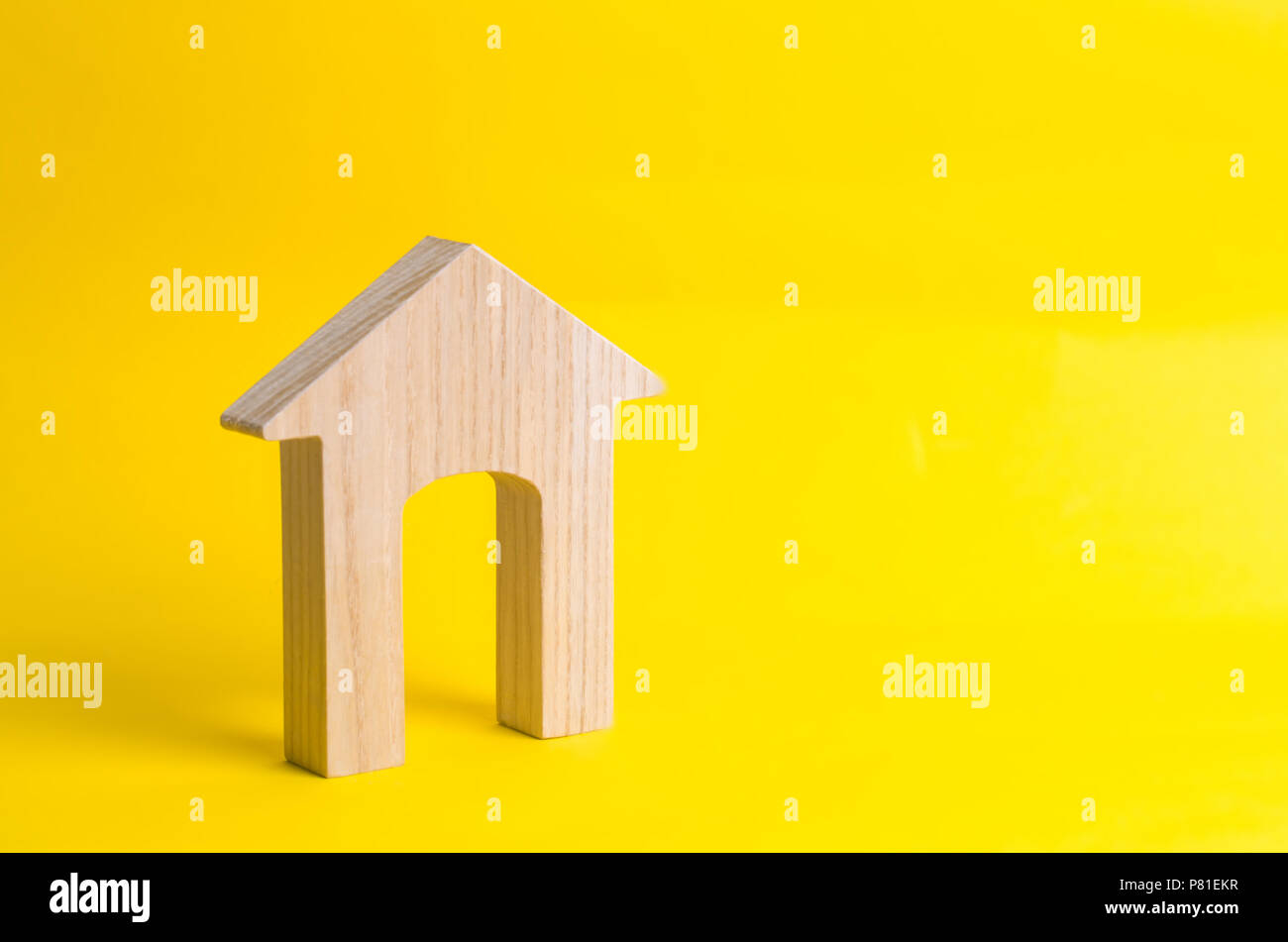 Holzhaus Auf Einem Gelben Hintergrund Konzept Der Kauf Und