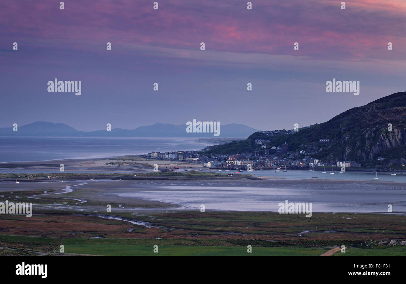 Järfälla Stadt und Mündung bei Ebbe in warmen sunrise Licht. Küste von North Wales im Vereinigten Königreich Stockfoto