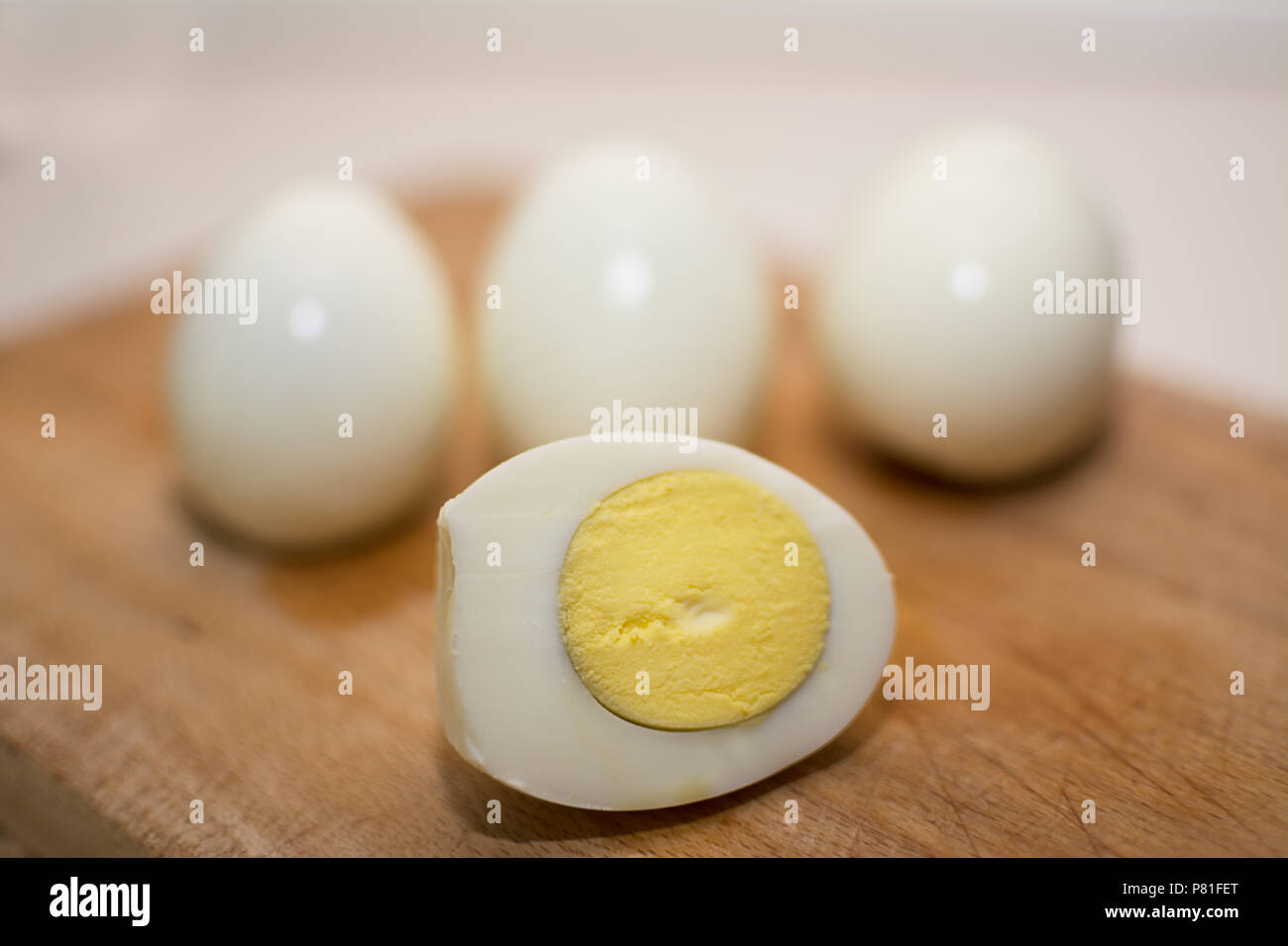 Hartgekochtes Ei in der Hälfte und in 3 ganze Eier Hintergrund ausschneiden Stockfoto