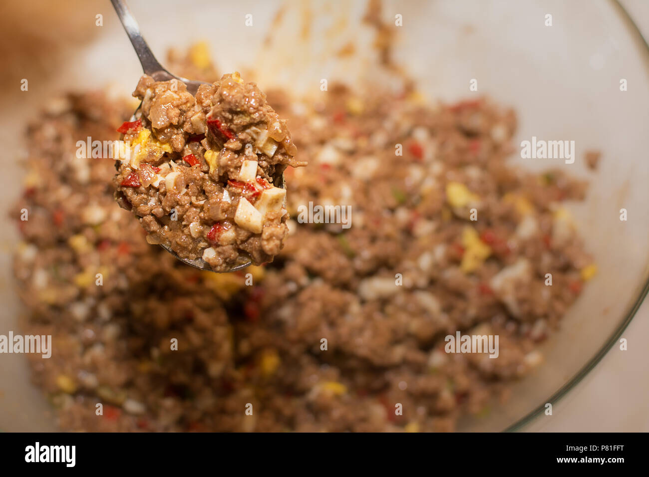 Zubereitung von Hackfleisch füllen die Empanadas Stockfoto