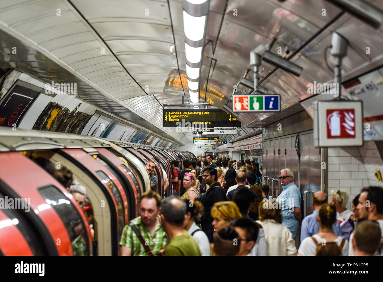 Überfüllten Londoner U-Bahn-Station Plattform und dem Bahnhof, der U-Bahnhof Tottenham Court Road besetzt mit Passagieren zu Spitzenzeiten. Verpackt Stockfoto