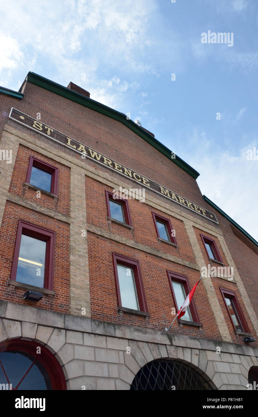 TORONTO, Ontario/Kanada - 26. MAI 2018: National Geographic nannte die St. Lawrence Markt, hier gezeigt, die weltweit besten Food Market in 2012. Stockfoto