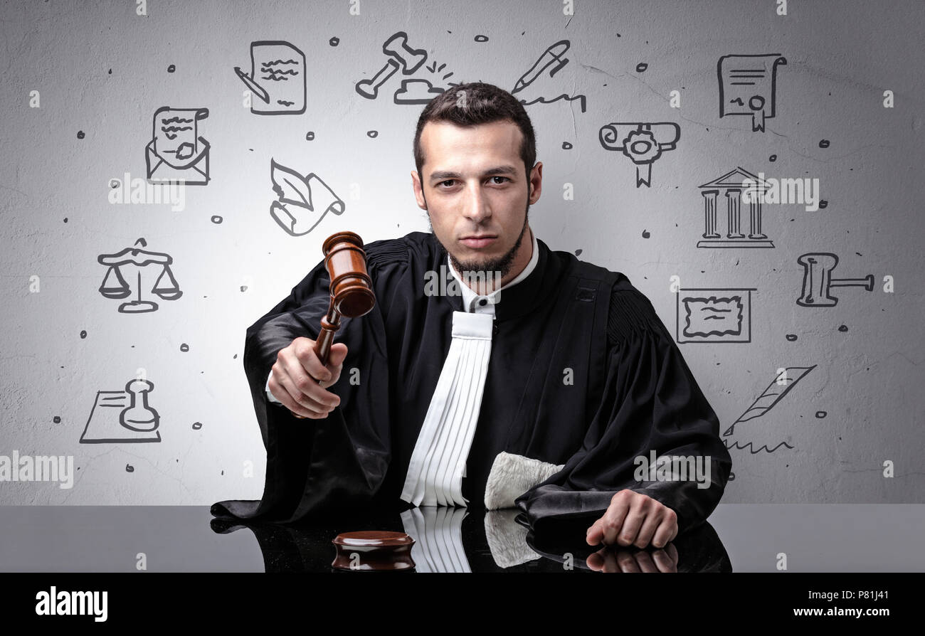 Stattliche Richter mit Gericht Symbole um Stockfoto
