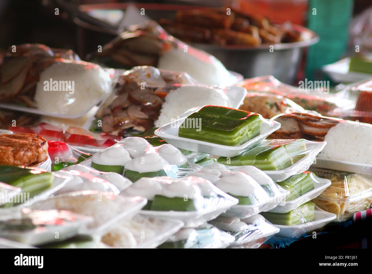 Verschiedene Arten von Lao Desserts auf den Markt von Vientiane, Laos verkauft Stockfoto