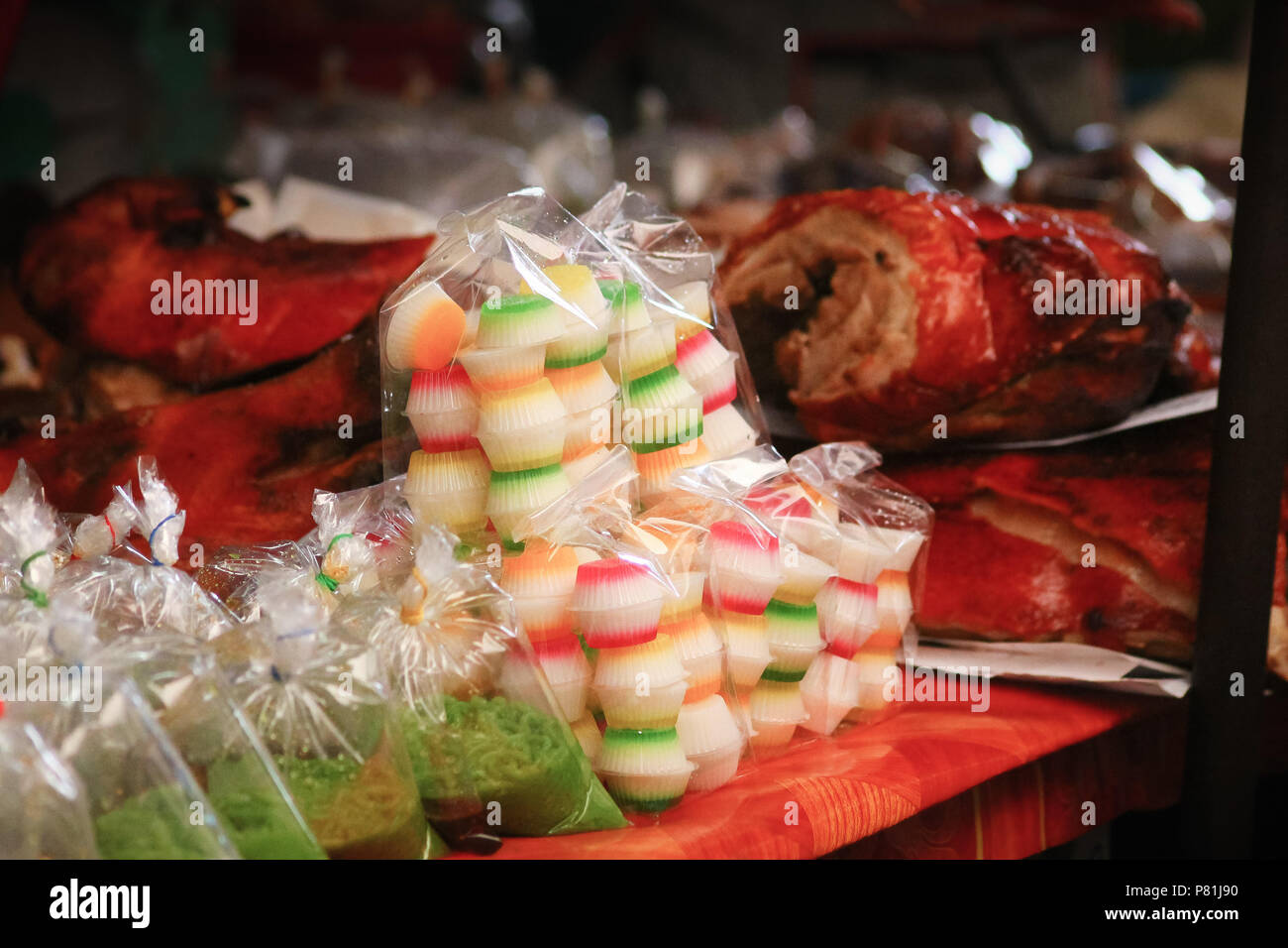Verschiedene Arten von Lao Desserts auf den Markt von Vientiane, Laos verkauft Stockfoto
