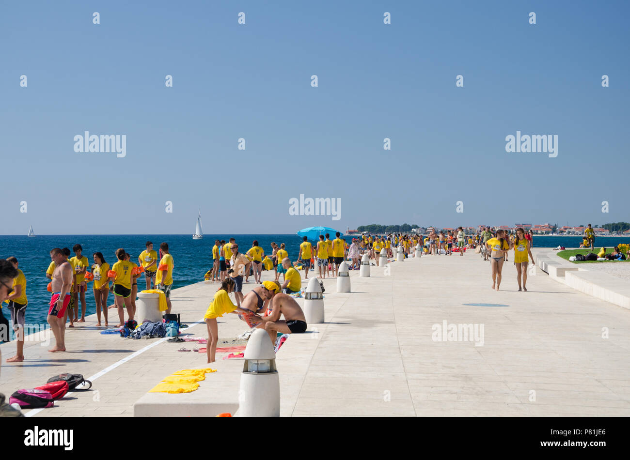 Millenium Jump einen Sprung von mehr als 3.000 Personen aus der zentralen Zadar Waterfront im Meer. Kroatien Stockfoto