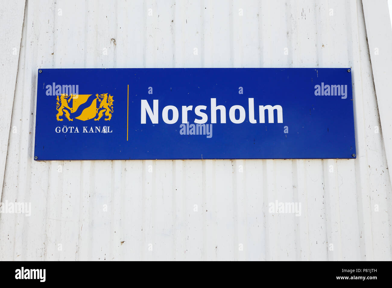 Norsholm, Schweden - Juli 5, 2018: Blaue Zeichen auf weissem Holz Wand am Eingang des Norsholm Verriegelung aera in der Gota canal. Stockfoto