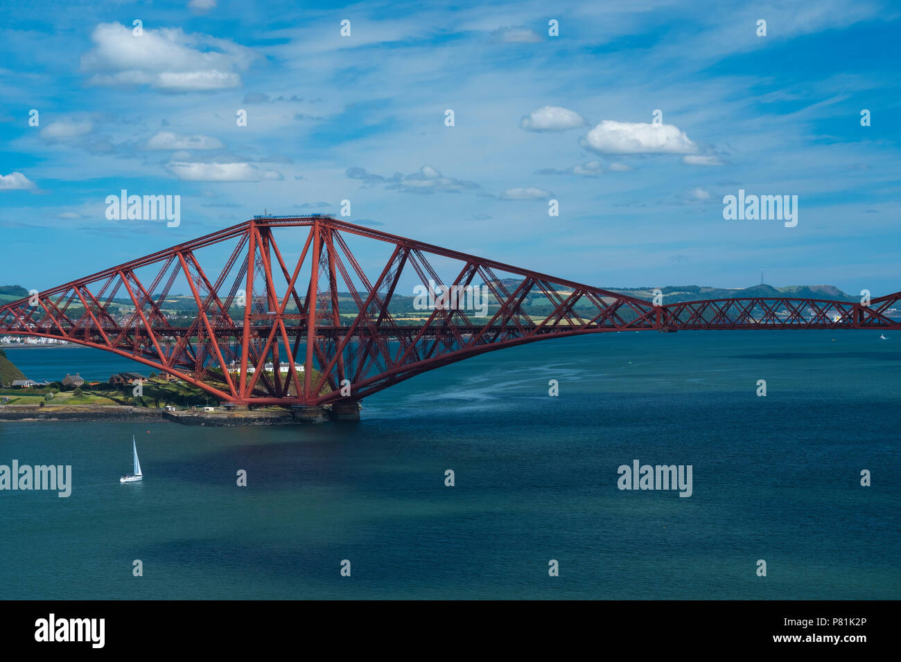 Segelboot über unter der Forth Bridge, Sommer 2018 zu gehen. Stockfoto