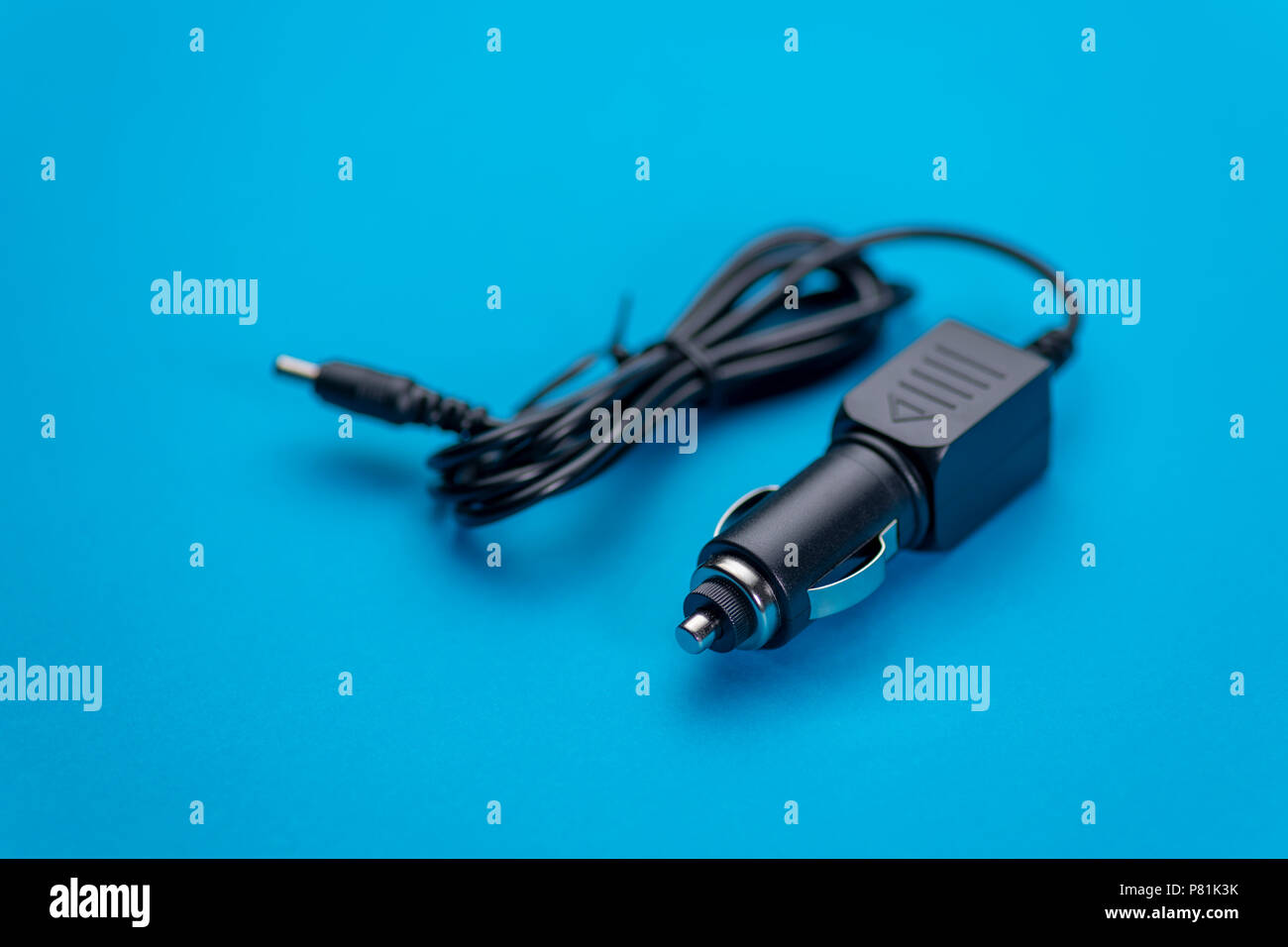 Auto Ladegerät Auto Adapter für Zigarettenanzünder isoliert auf blauem  Hintergrund Stockfotografie - Alamy
