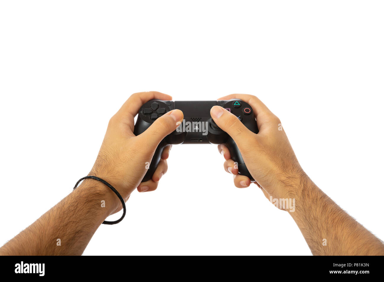 Die videospiele spielen. Männliche Hände halten ein Video Game Controller auf weißem Hintergrund, Freistellungspfad Stockfoto