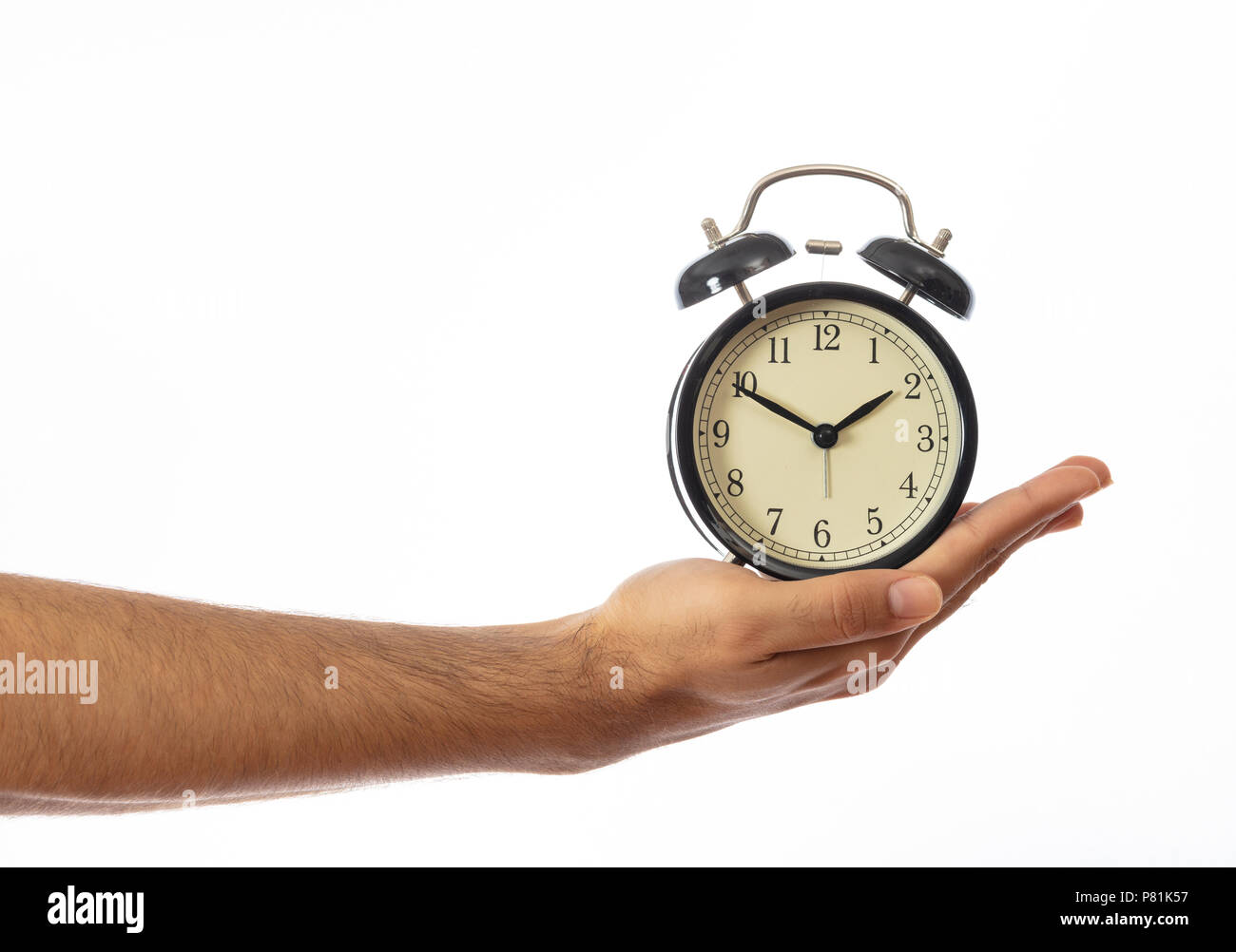 Wecker auf einer männlichen hand Palm auf weißem Hintergrund, Freistellungspfad Stockfoto