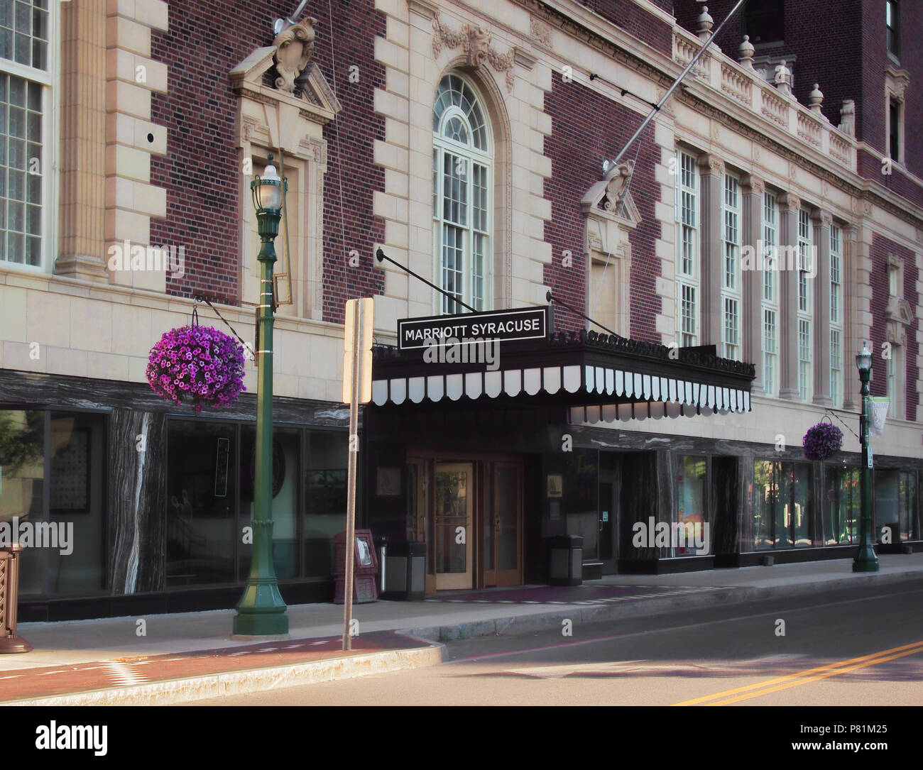 In Syracuse, New York, USA. Juli 1, 2018. Der Eingang zu den Marriott Syracuse, zuvor das Hotel Syrakus, vor kurzem in den ursprünglichen 1924 wiederhergestellt Stockfoto