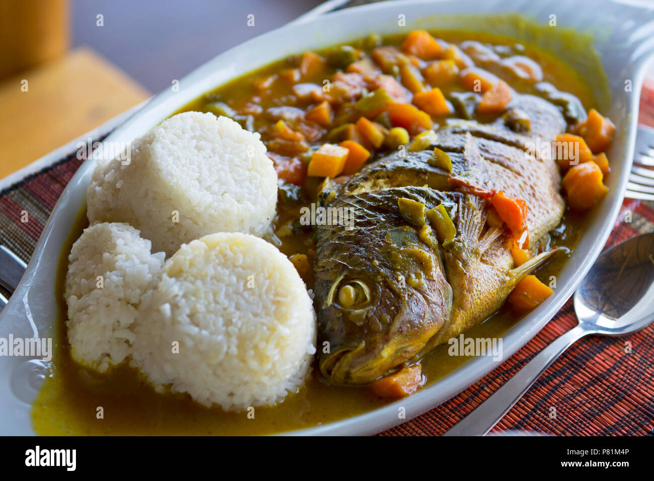 Fisch Eintopf, Tilapia Ugandischen (Ngege), mit Karotten, Tomaten, Zwiebeln, Paprika, serviert mit Reis, Restaurants in Uganda, Afrika Stockfoto