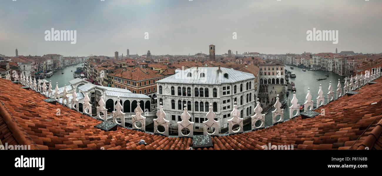 Ein Panorama des Canal Grande in Venedig. Siehe die Rialto Brücke auf der linken Seite und die riesigen Hände Skulptur auf der extremen Rechten des Bildes. Stockfoto