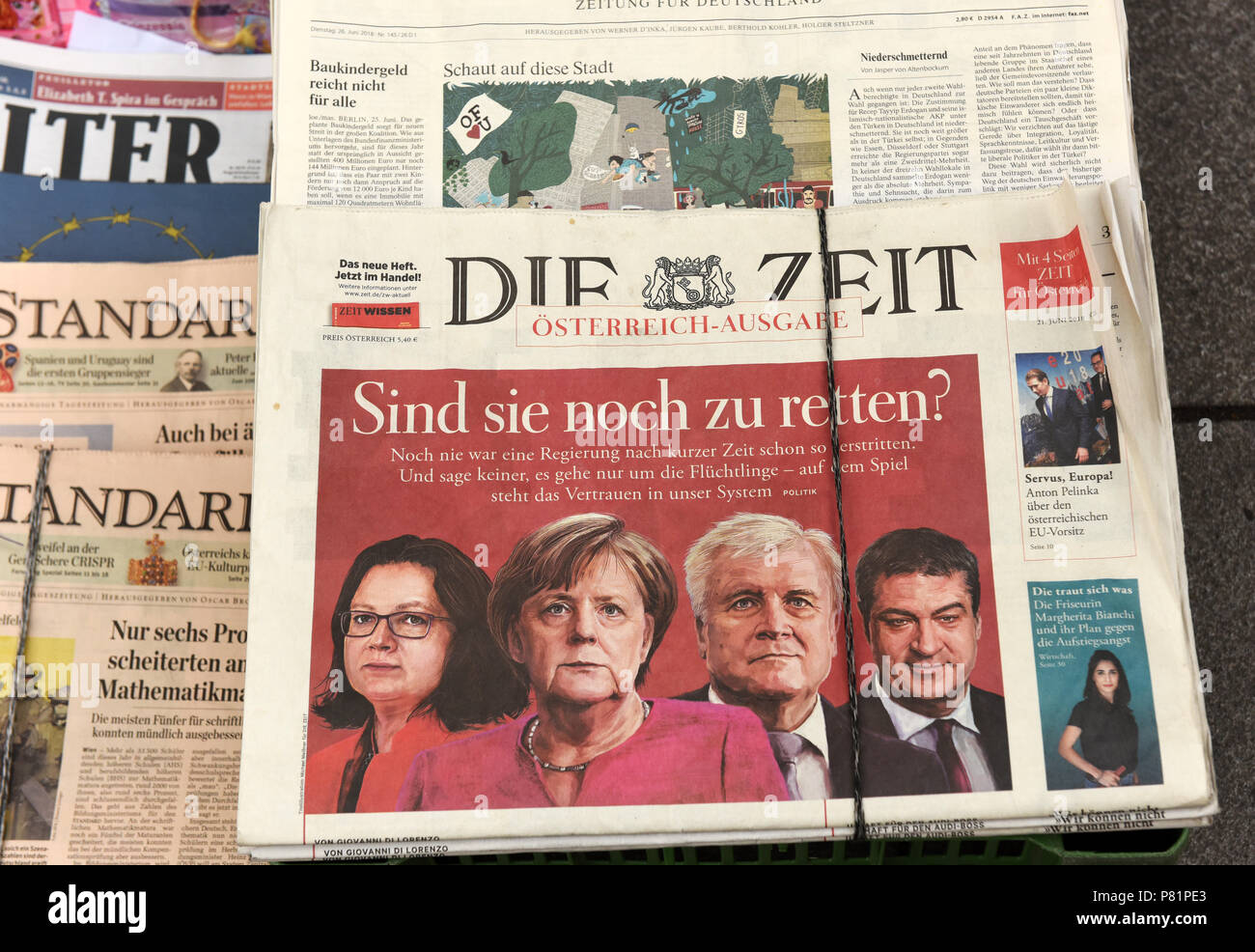 Österreichische Zeitungen in Wien die Berichterstattung über die politischen Probleme für Angela Merkel in Deutschland Stockfoto