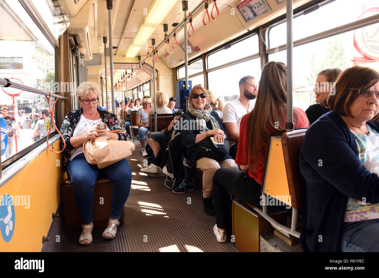 Wien in Österreich Passagiere auf Straßenbahnen Transport System Europa Stockfoto