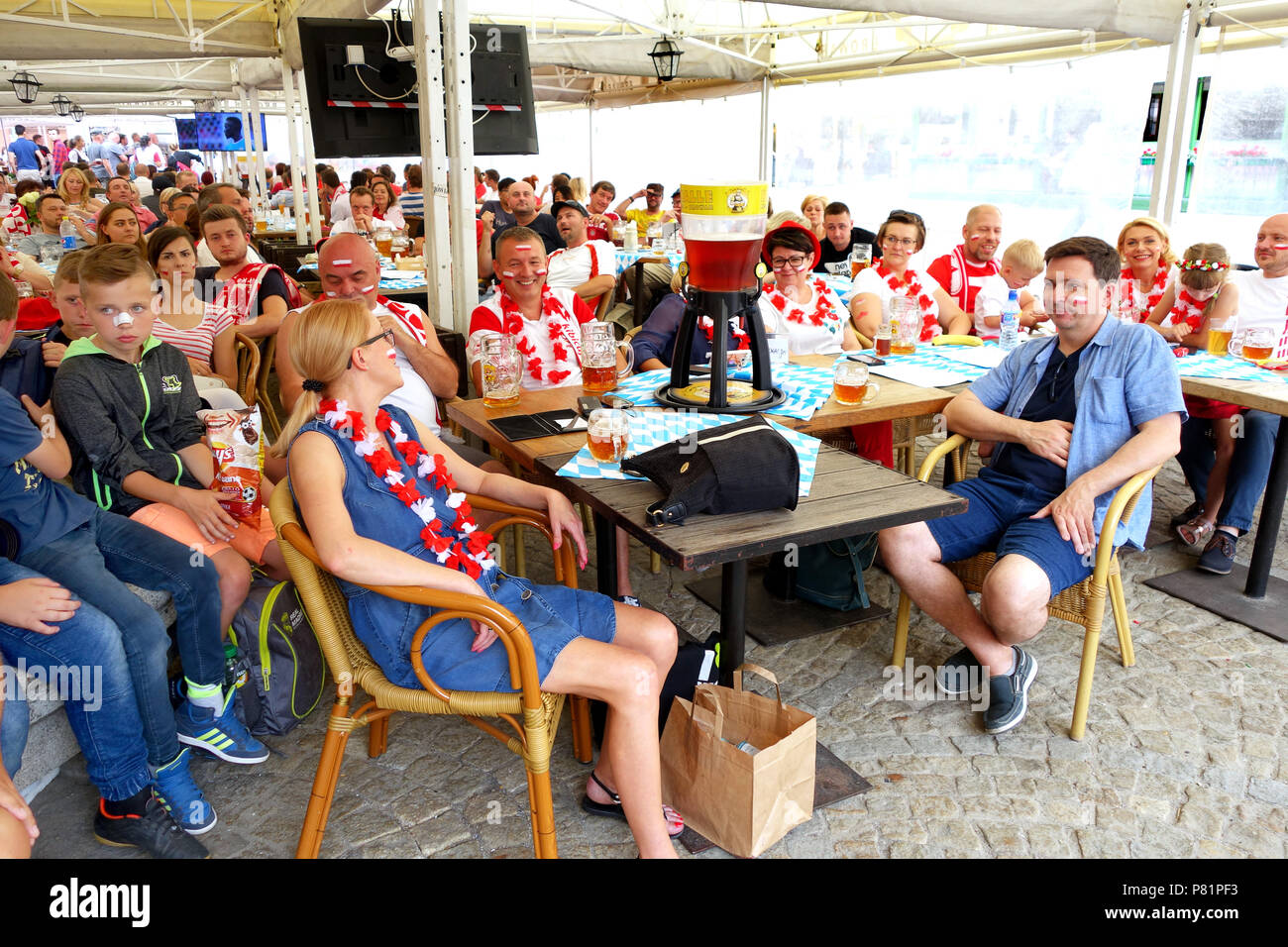Polnische Fußballfans trinken Bier, während sie Polen bei der Fußball-Weltmeisterschaft 2018 in einer Bar in Wrocław Polen beobachten Stockfoto