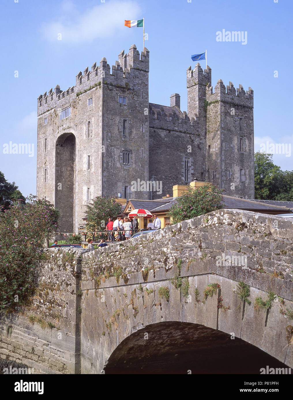 15. jahrhundert Bunratty Castle (caislean Bhun Raithe), Clifden, County Clare, Provinz Munster, Republik von Irland Stockfoto