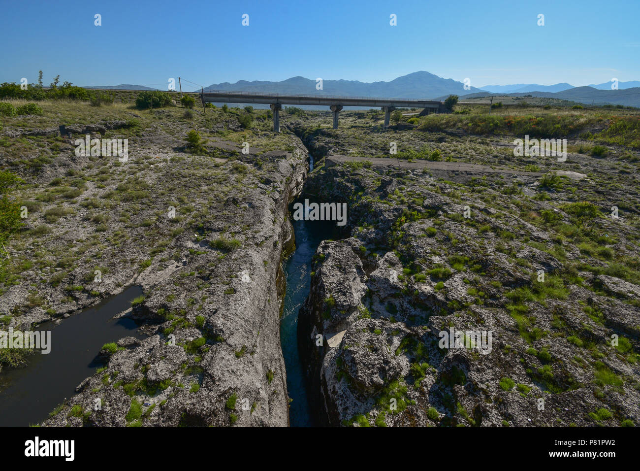 Die Cijevna Fluss, fließt durch Albanien und Montenegro für einige 64,7 Kilometer vor der Zusammenführung mit der morača. Stockfoto