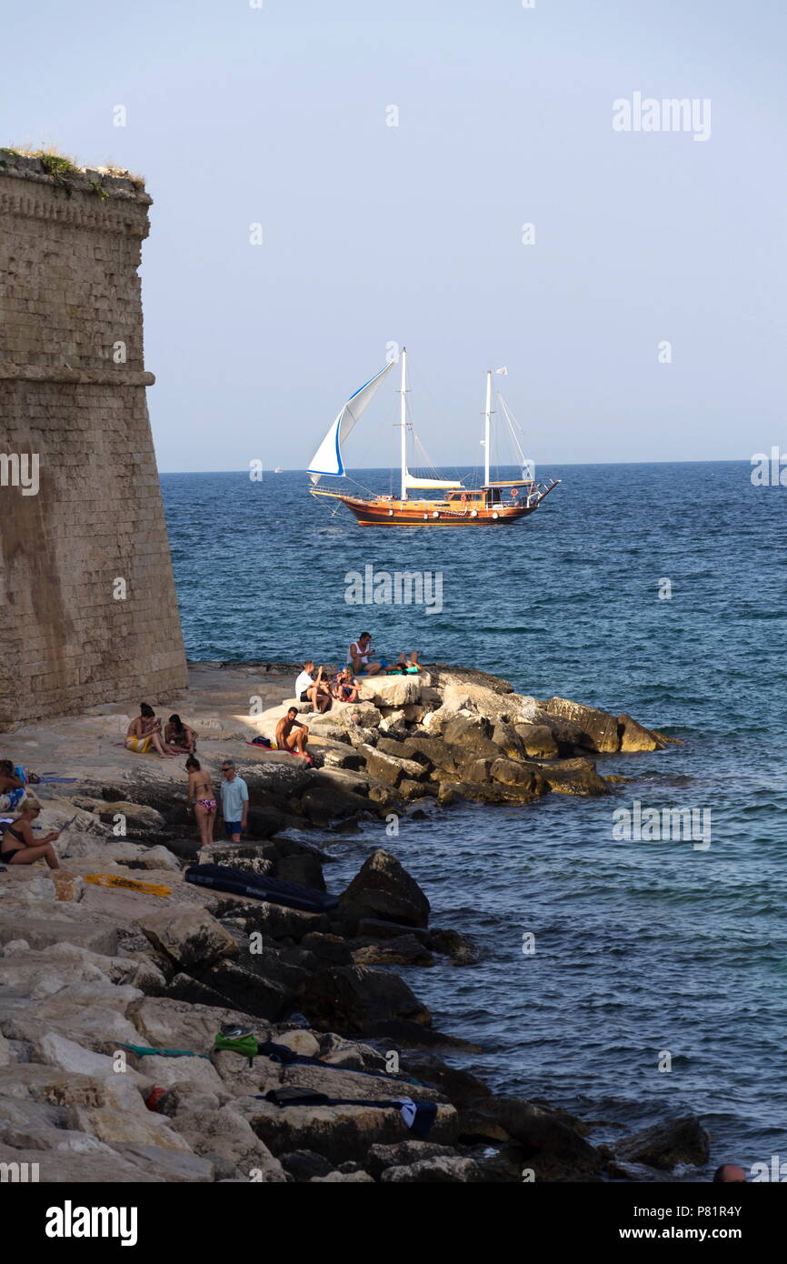 MONOPOLI, Italien - 5. JULI 2018: Schiff Yasemin Sultan aus Mahagoni Baum Segeln in der Nähe von Strand Porta Vecchia am 5. Juli 2018 in Monopoli, Italien. Stockfoto