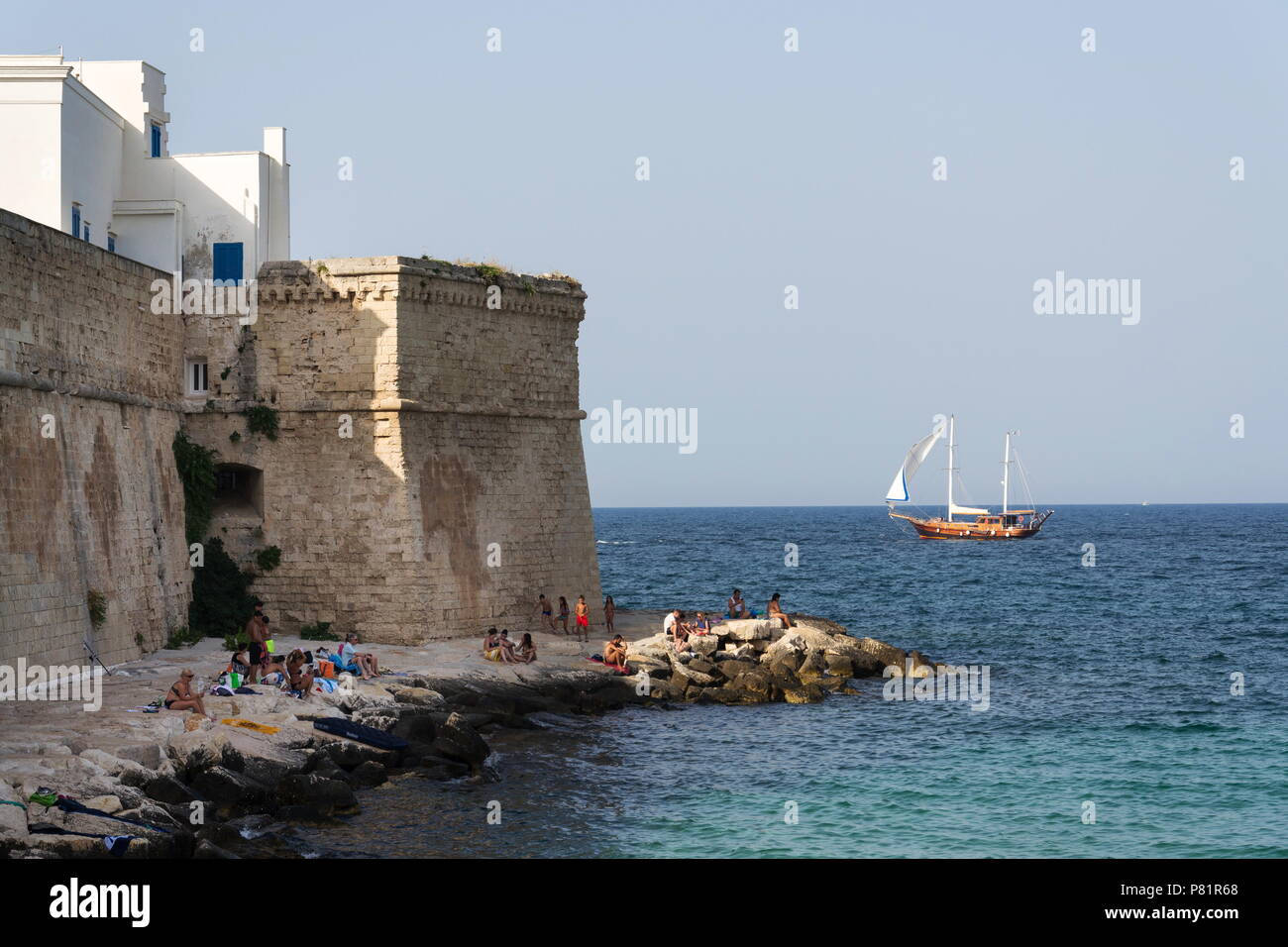 MONOPOLI, Italien - 5. JULI 2018: Schiff Yasemin Sultan aus Mahagoni Baum Segeln in der Nähe von Strand Porta Vecchia am 5. Juli 2018 in Monopoli, Italien. Stockfoto