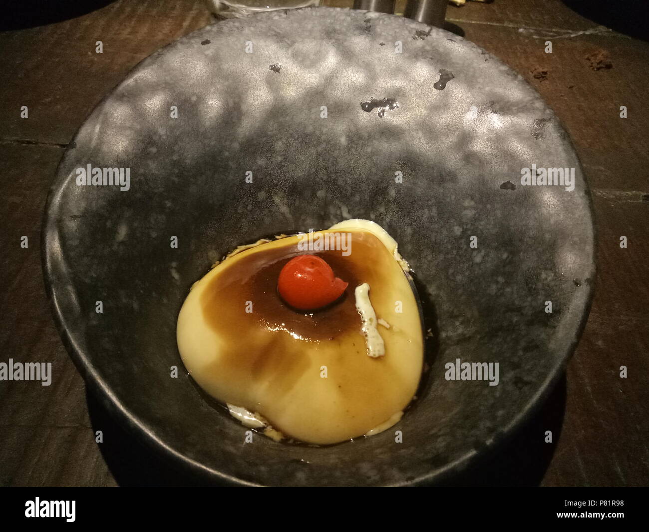 Karamell Pudding mit einer Kirsche an der Oberseite Stockfoto