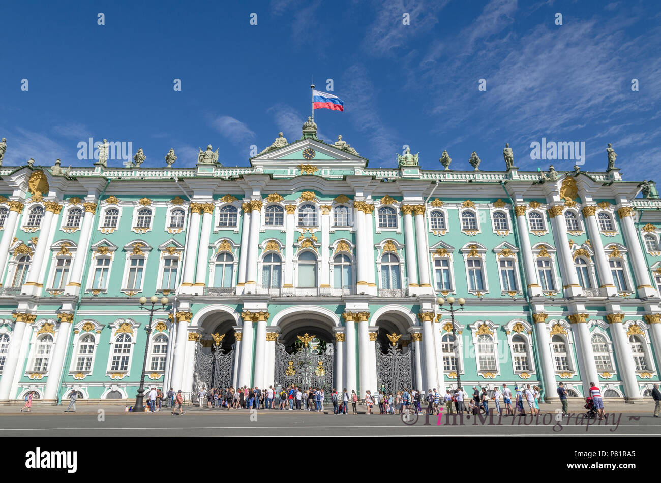 Touristen queuing das Winterpalais und die Eremitage in St. Petersburg eingeben Stockfoto