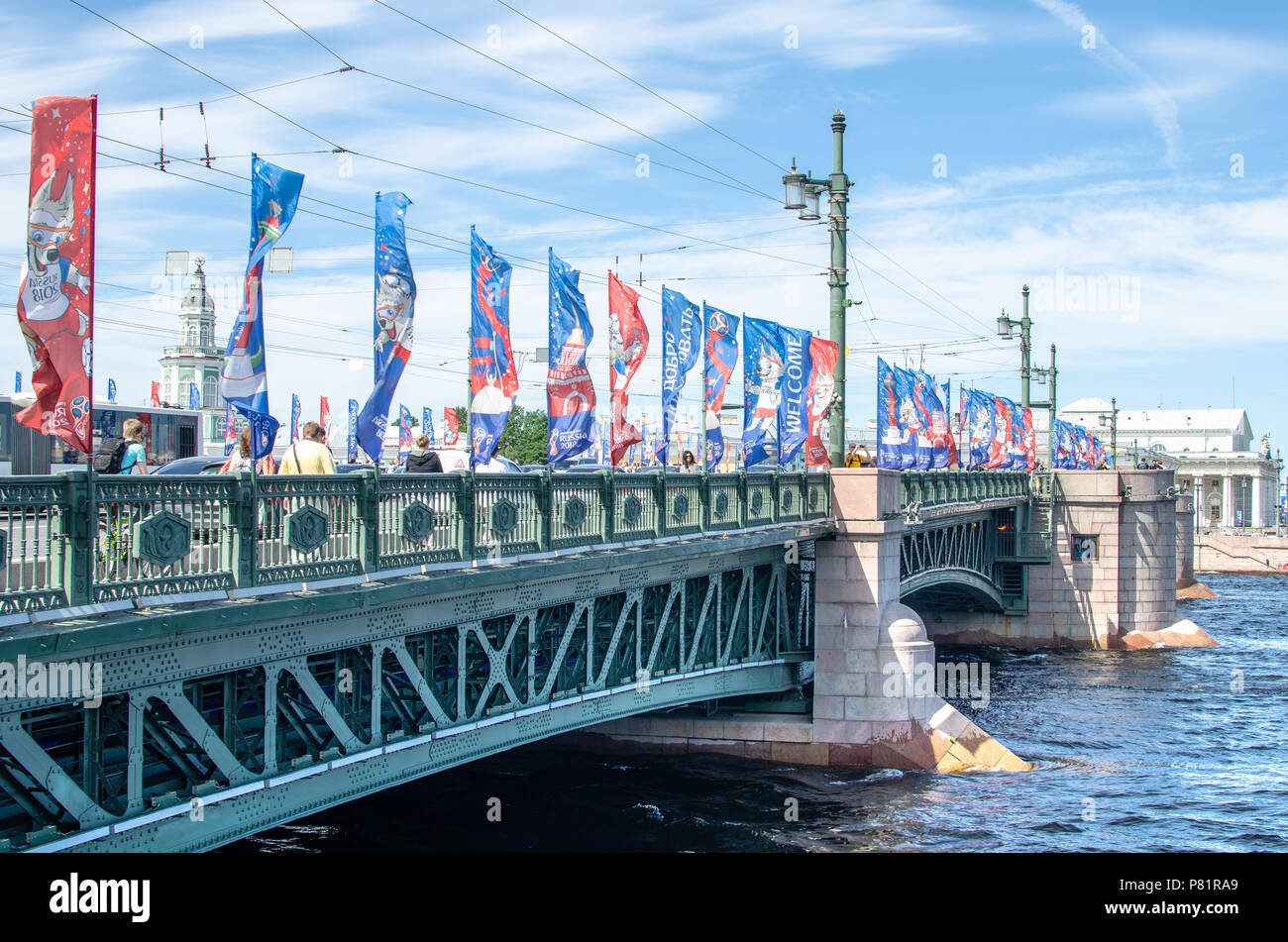 Offizielle FIFA WM 2018 Flaggen auf den Palast Brücke über den Fluss Neva in St. Petersburg, Russland Stockfoto