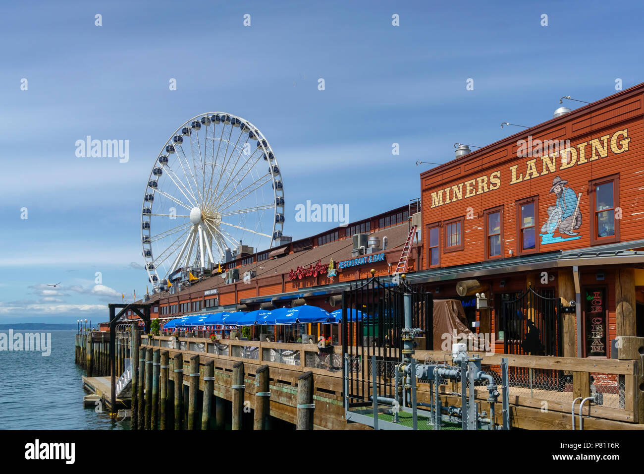 Der Pier 55 entlang der alaskischen Weise mit dem Riesenrad, das Seattle Central Waterfront, WA, USA. Stockfoto