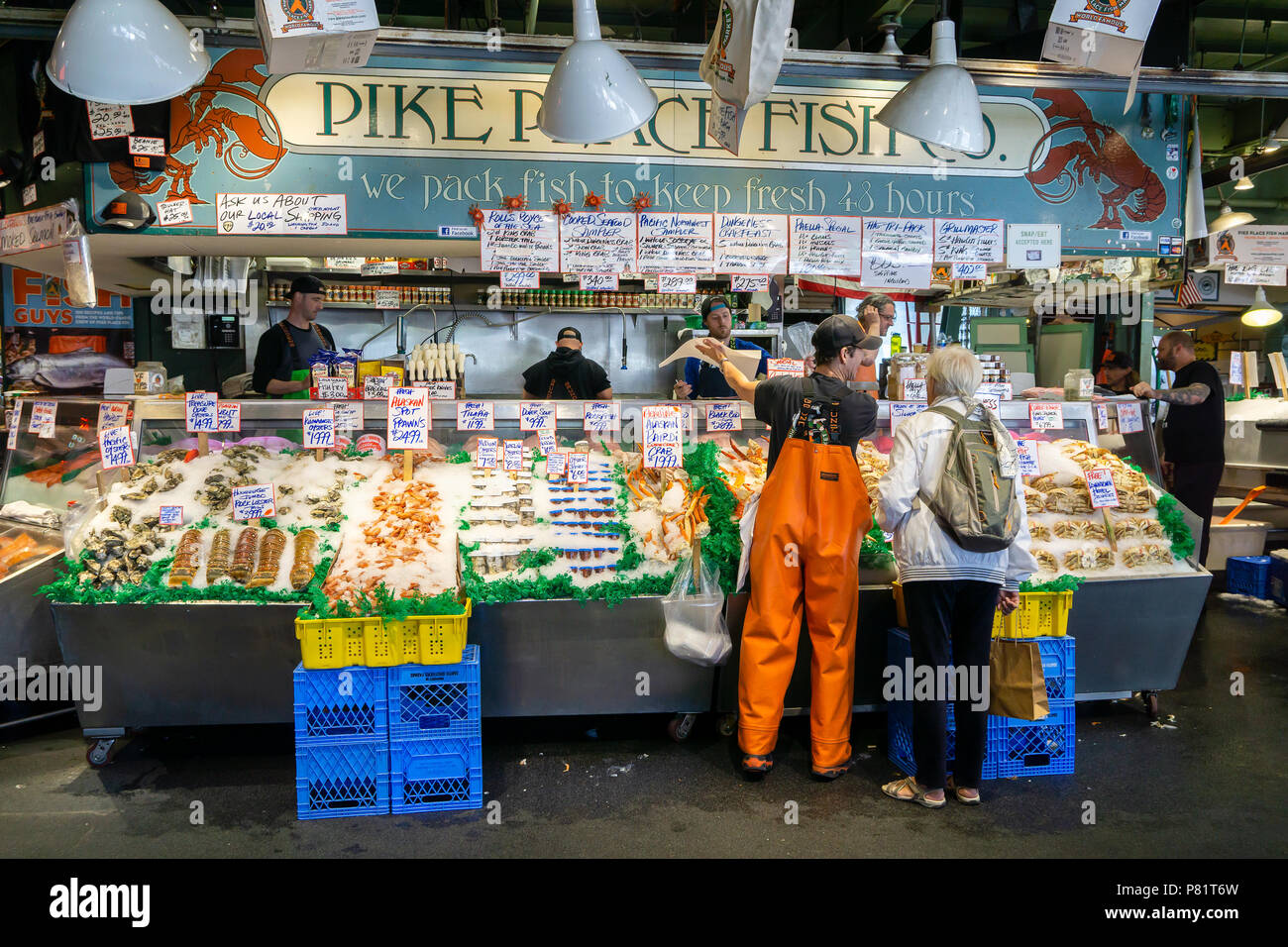 Fisch Händler verkaufen Fische am Pike Place Market, historischen und berühmten Markthalle von Seattle, WA, USA. Stockfoto