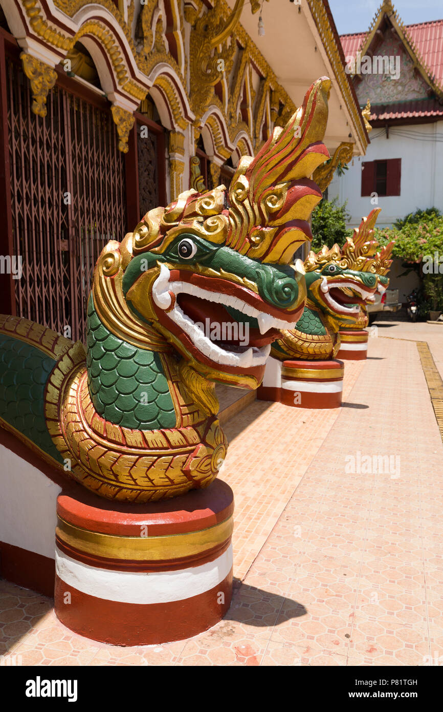 Geschnitzte und bemalte snake Heads, phaya Naga, im Wat Luang Pakse, Tempel in Thakhek, Laos Stockfoto