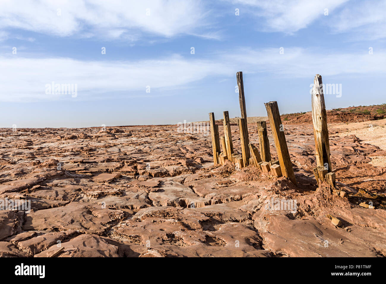Reste von Holz- struktur in der Oberfläche fließen Der bauxitmine Überkehr, New Mexico, USA gefangen Stockfoto