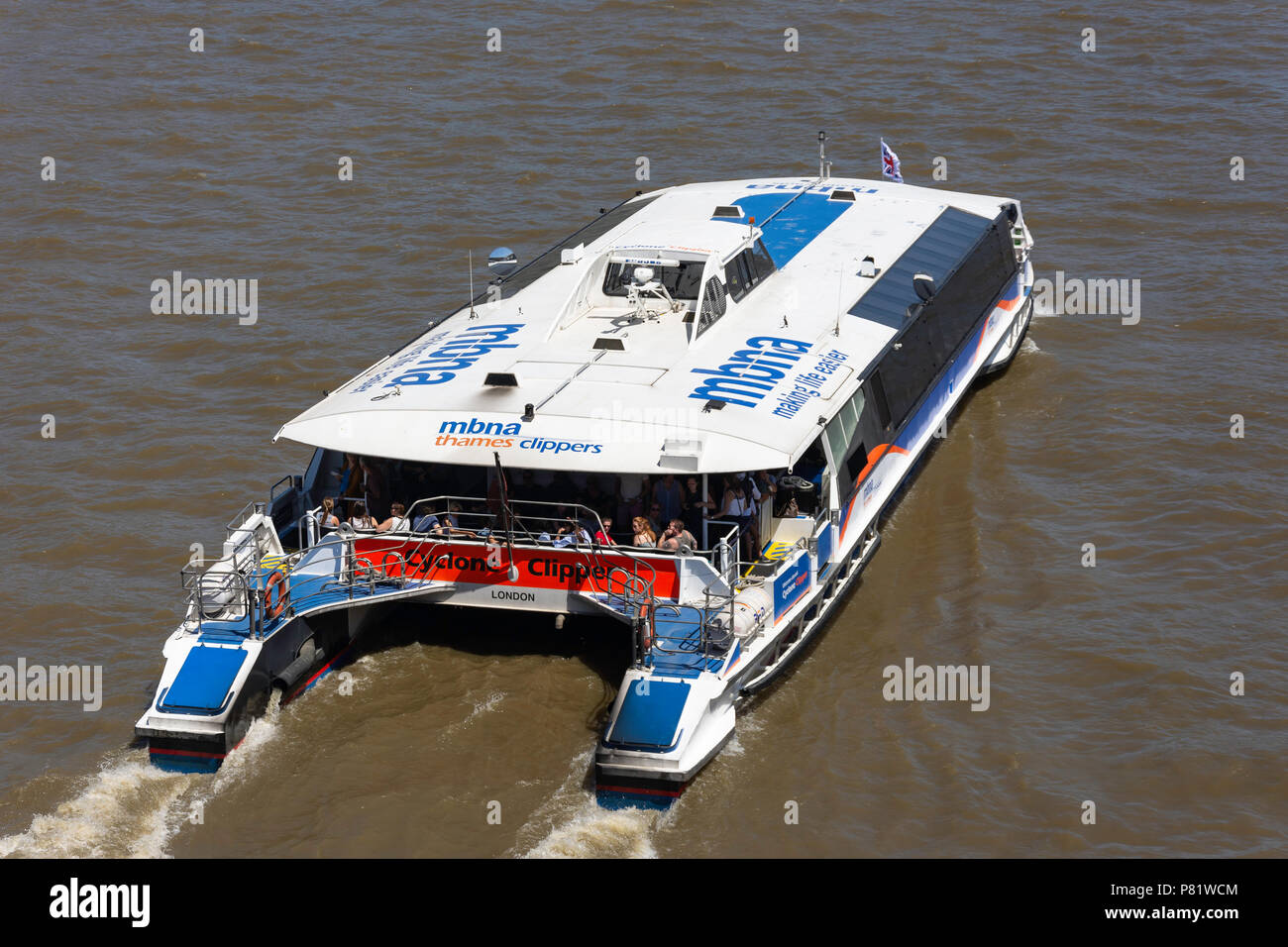 MBNA Thames Clipper Busverbindungen auf den Fluss Themse in South Bank, London Borough von Lambeth, Greater London, England, Vereinigtes Königreich Stockfoto