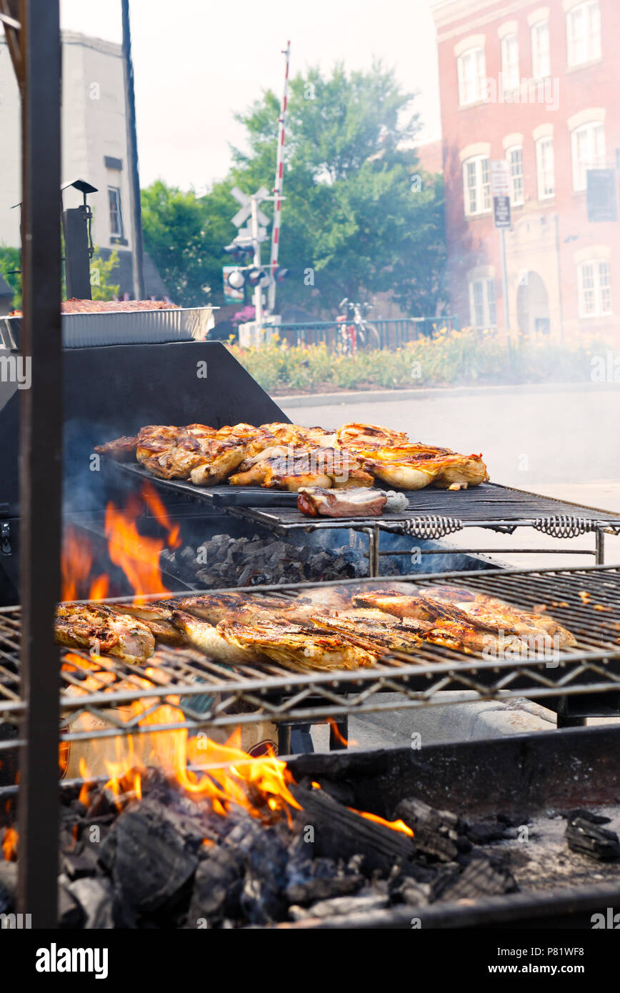 Fleisch Kochen auf offenem Feuer an einer kleinen Stadt USA Independence Day Feier Stockfoto