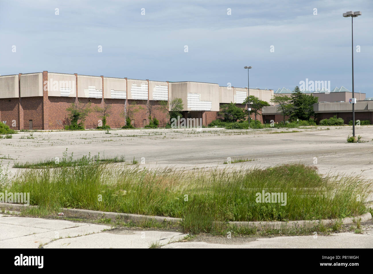 Ein Zaun umgibt ein Teil der meist verlassenen Granville Station Mall in Milwaukee, Wisconsin am 22. Juni 2018. Stockfoto