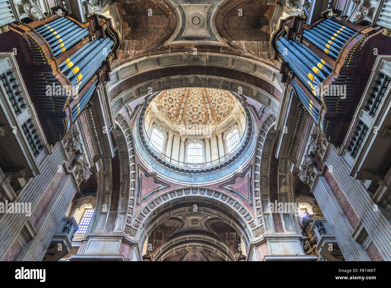 Portugal, Schloss und Kirche von Mafra, 1717-55. Größte Palast und Kloster Komplex in Portugal mit etwa 1.200 Zimmer. Nur Kirche mit 6 Organe. Stockfoto