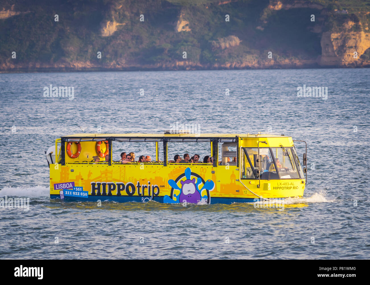 Gelbe Amphibien-Hippotrip-Bus kreuzt den Tejo mit Touristen, Lissabon, Portugal Stockfoto