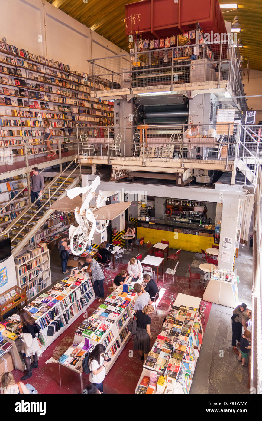 Lissabon, Portugal, Buchhandlung in LX Factory im Inneren, was eine Zeitung drucken Unternehmen zu sein. Stockfoto