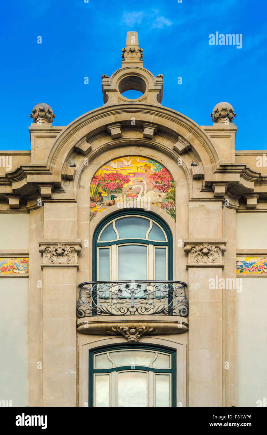 Lissabon, Portugal. Kunstvolle Art-Deco-Fassade mit farbenfrohen Azulejo-Fliesen und Kuppel auf historischem Gebäude - traditionelle Architektur Stockfoto