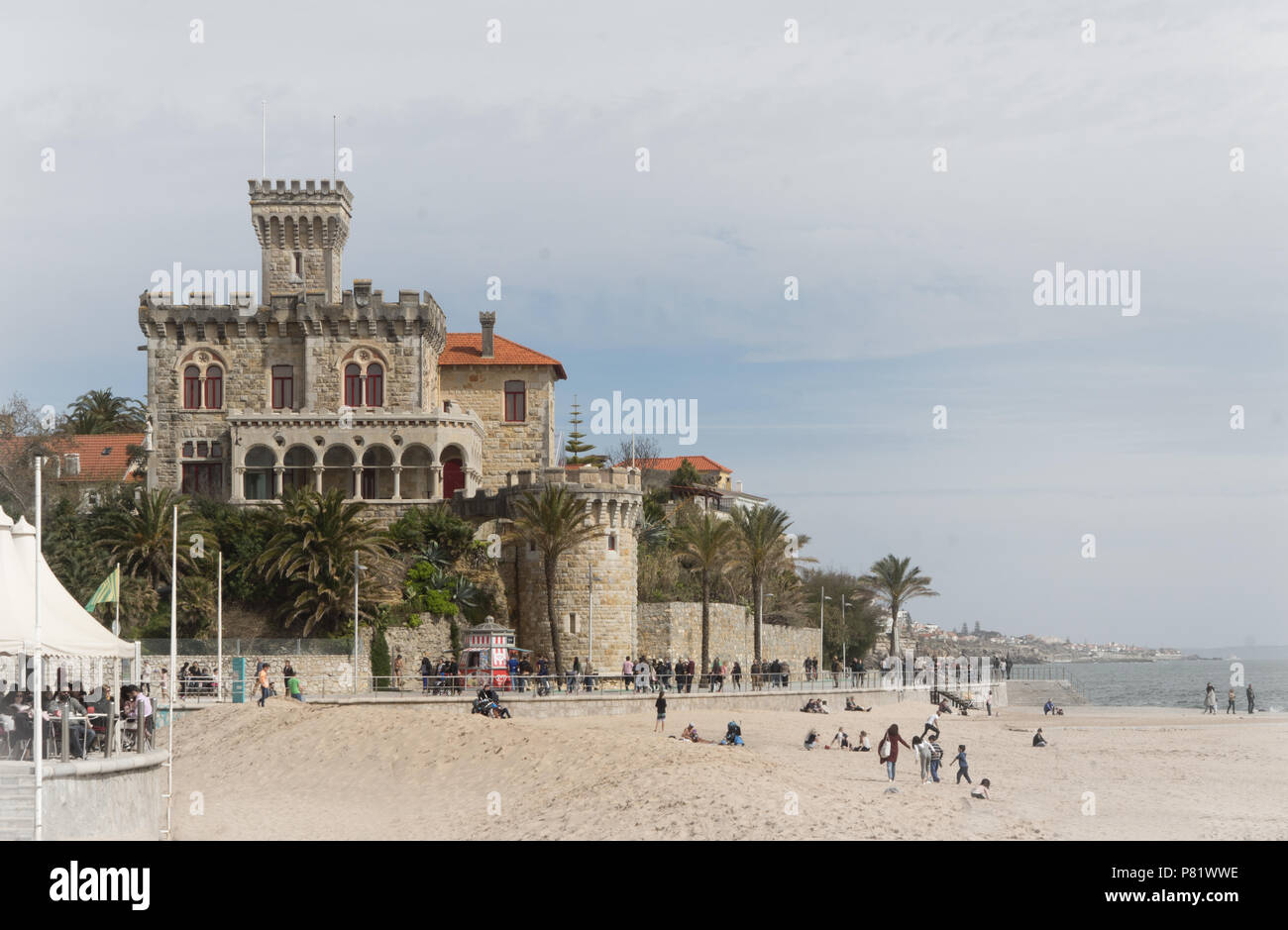 Estoril, Portugal – Schloss Forte da Cruz am Strand von Tamariz bei sanftem Nachmittagslicht. Nur 30 Minuten von Lissabon entfernt. Stockfoto