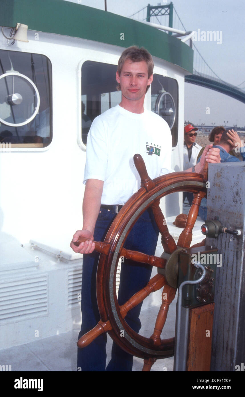 SAN PEDRO, Ca - 1. Februar: Lutz Wilhelm besucht von Greenpeace 21. Jahrestag Feier sein Flaggschiff Rainbow Warrior nach Los Angeles am 1. Februar 1992 im Princess Cruise Lines Dock, der Hafen von Los Angeles, in San Pedro, Kalifornien willkommen. Foto von Barry King/Alamy Stock Foto Stockfoto