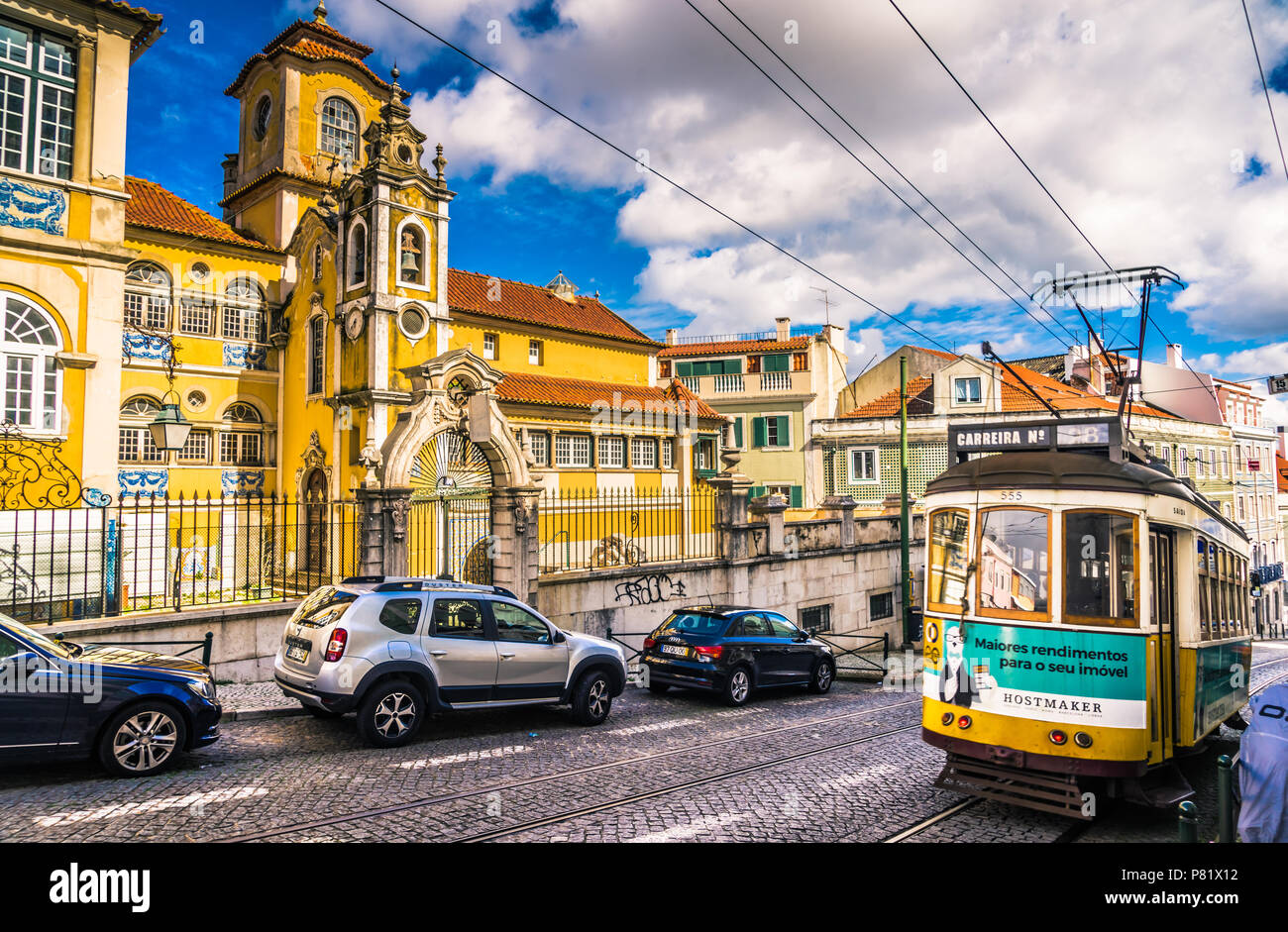 Lissabon, Portugal, berühmte Straßenbahn und die schöne Palacete os Condes de Monte Real Stockfoto