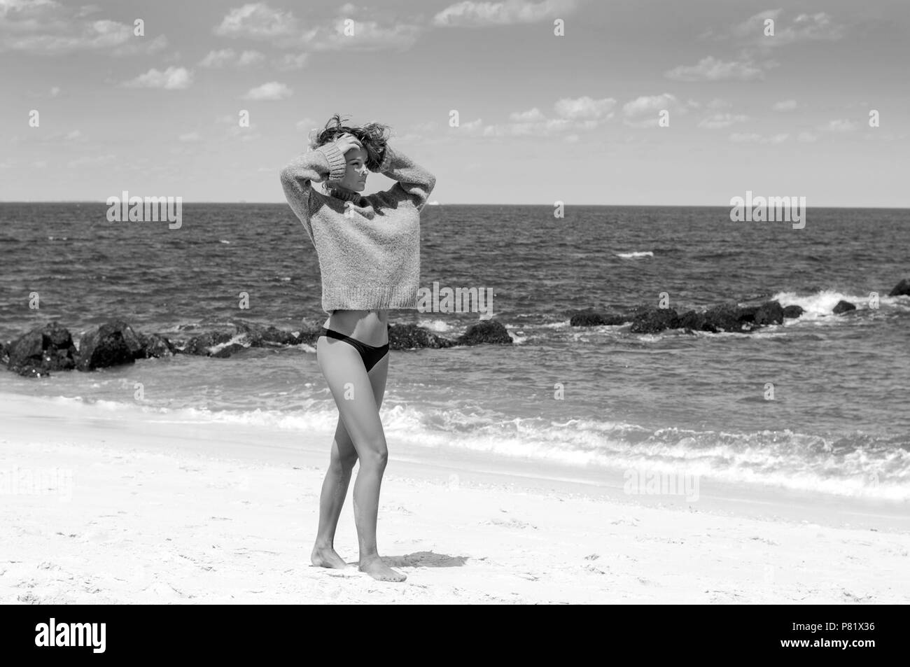 Junge Frau Im Bikini Am Strand Schwarzweiß Stockfotos Und Bilder Alamy 