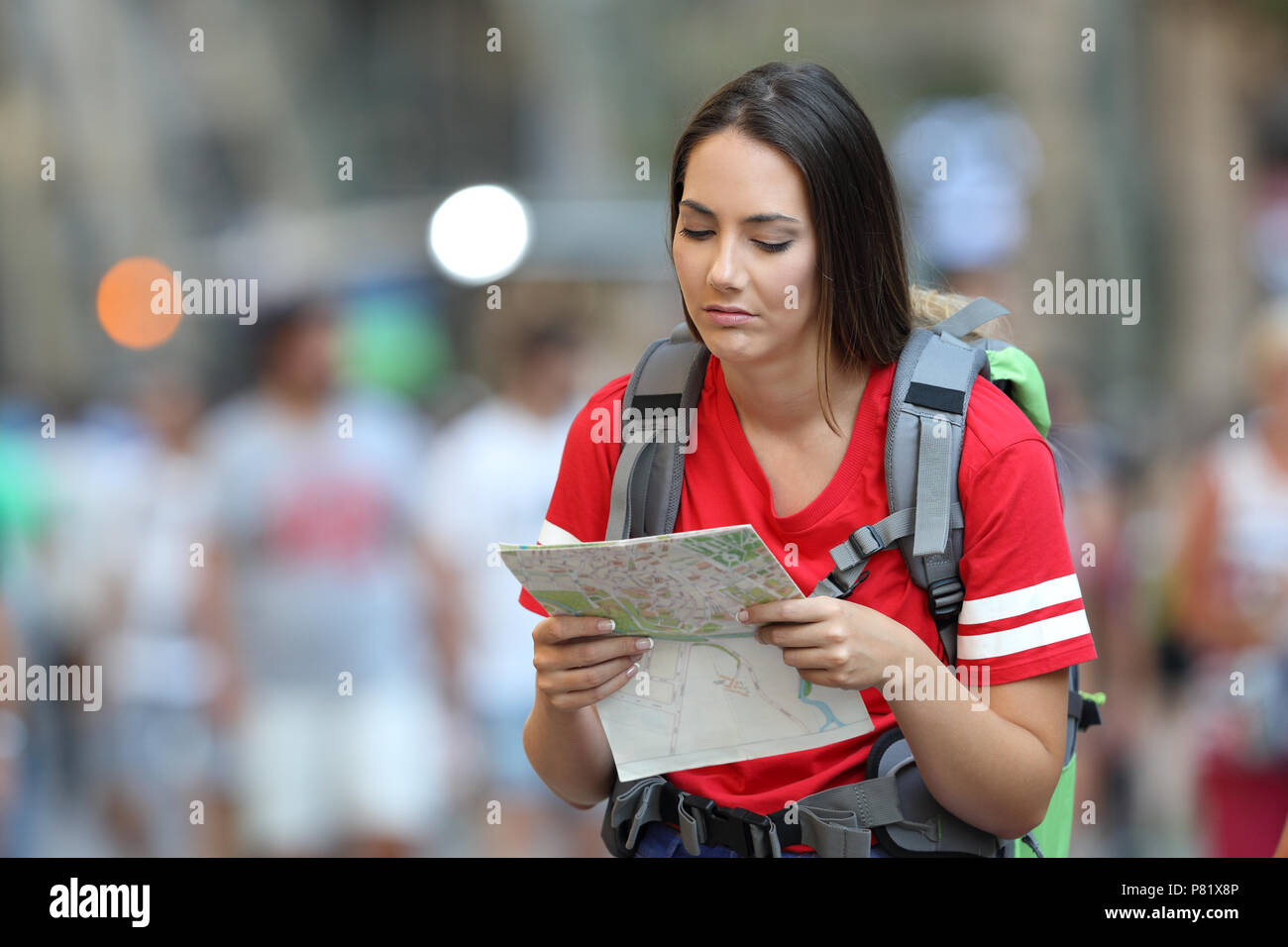 Topentwickler jugendlich touristische Lesen einer Karte gehen auf die Straße Stockfoto