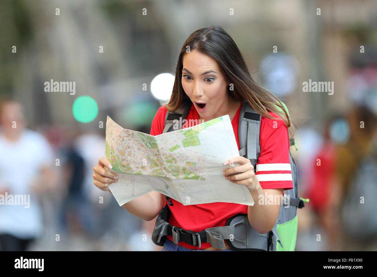 Überrascht jugendlich touristische Lesen einer Papierführung gehen auf die Straße Stockfoto