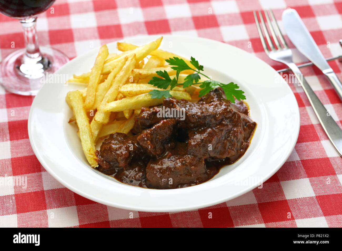 Carbonade flamande mit Pommes frites, flämischen Rindereintopf, belgische Küche Stockfoto